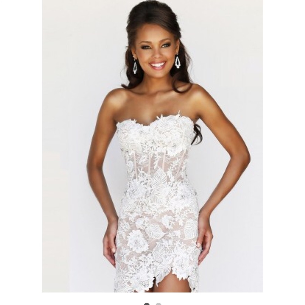 Sleeveless sweetheart lace mini dress